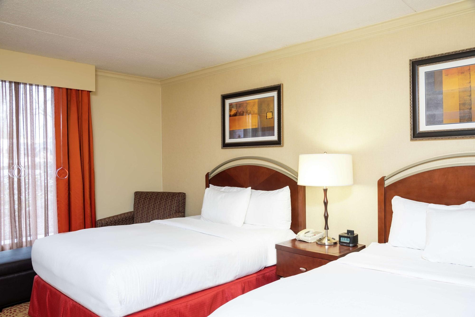 Doubletree By Hilton Grand Rapids Airport Hotel Cascade