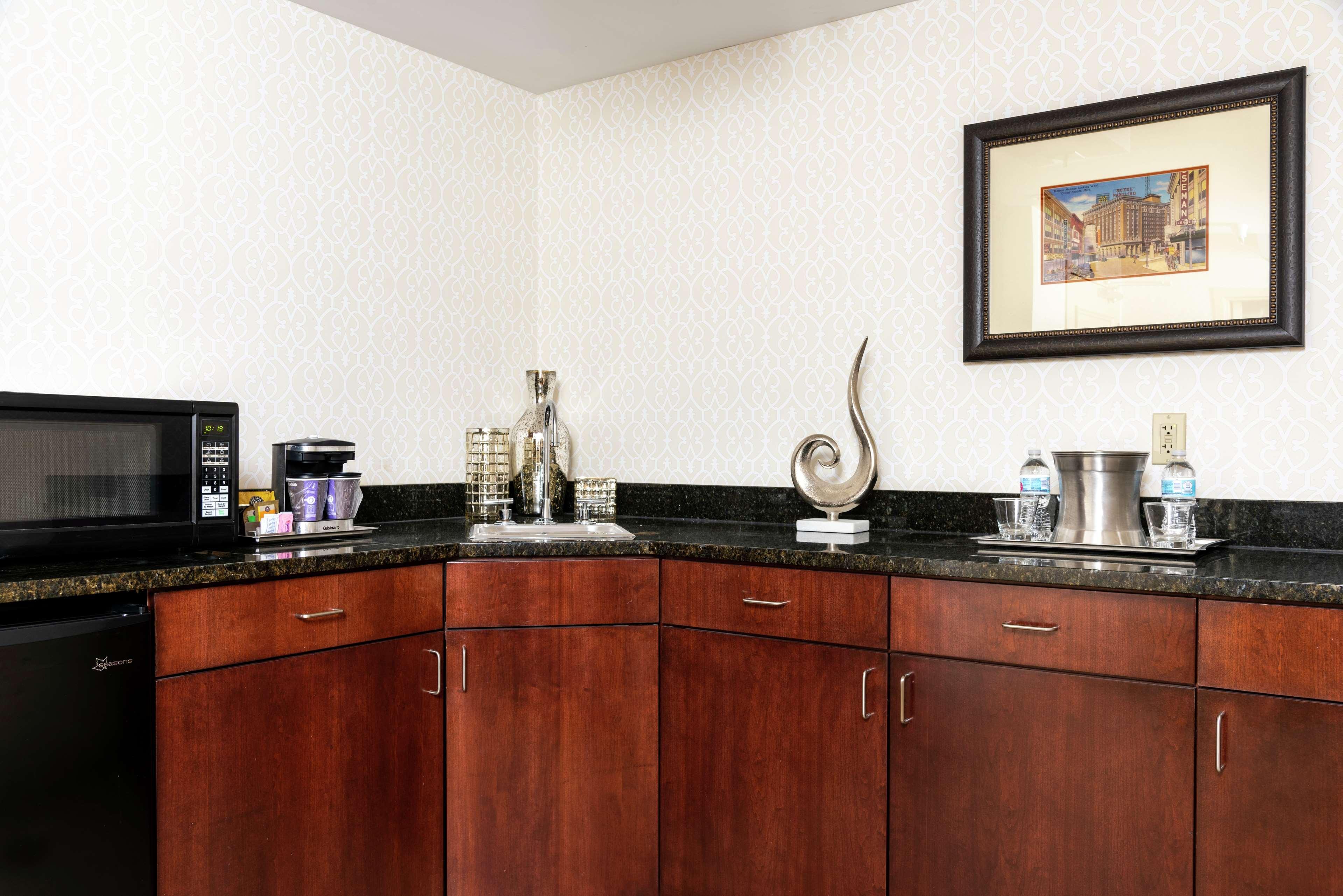 Doubletree By Hilton Grand Rapids Airport Hotel