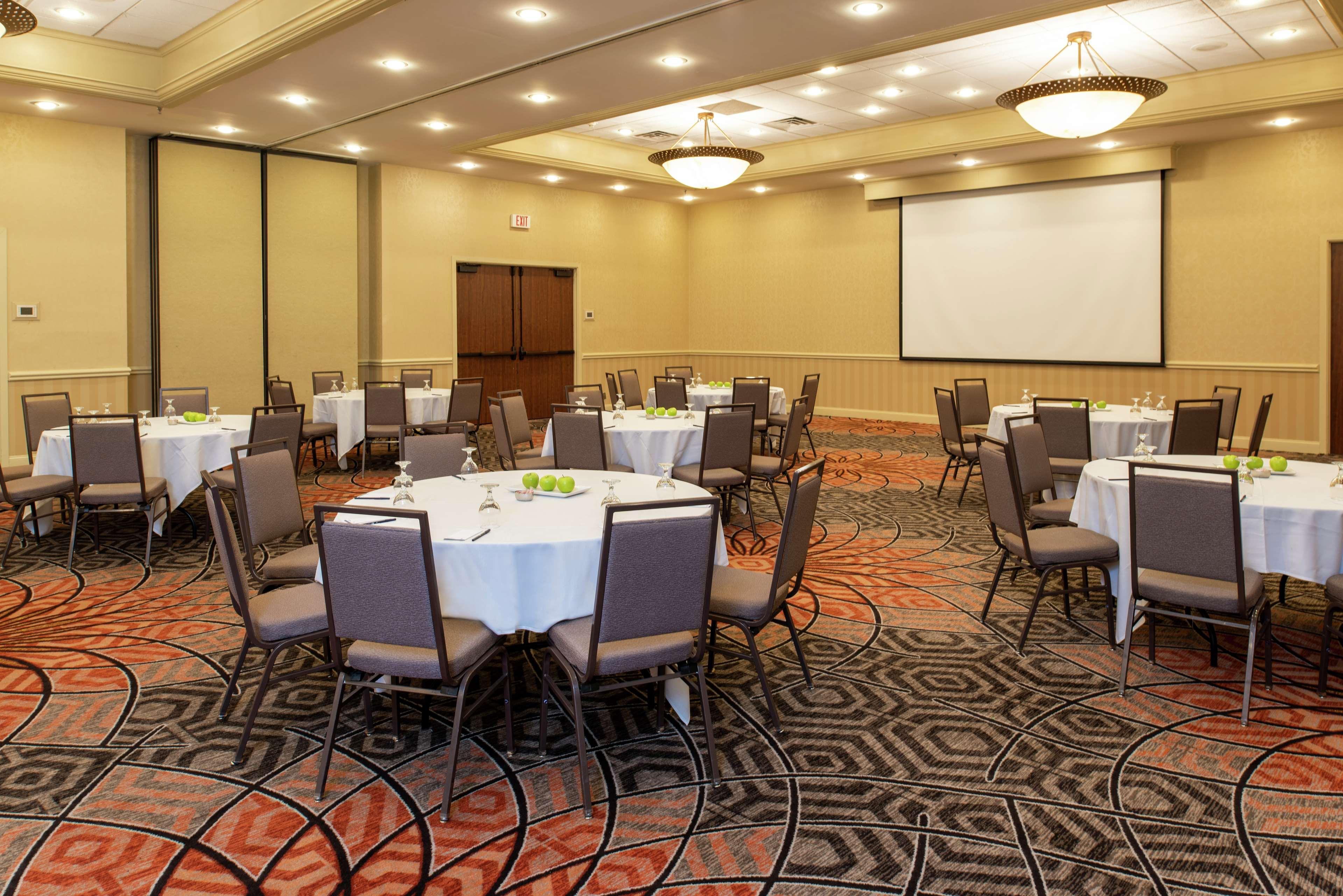 Doubletree By Hilton Grand Rapids Airport Hotel Cascade