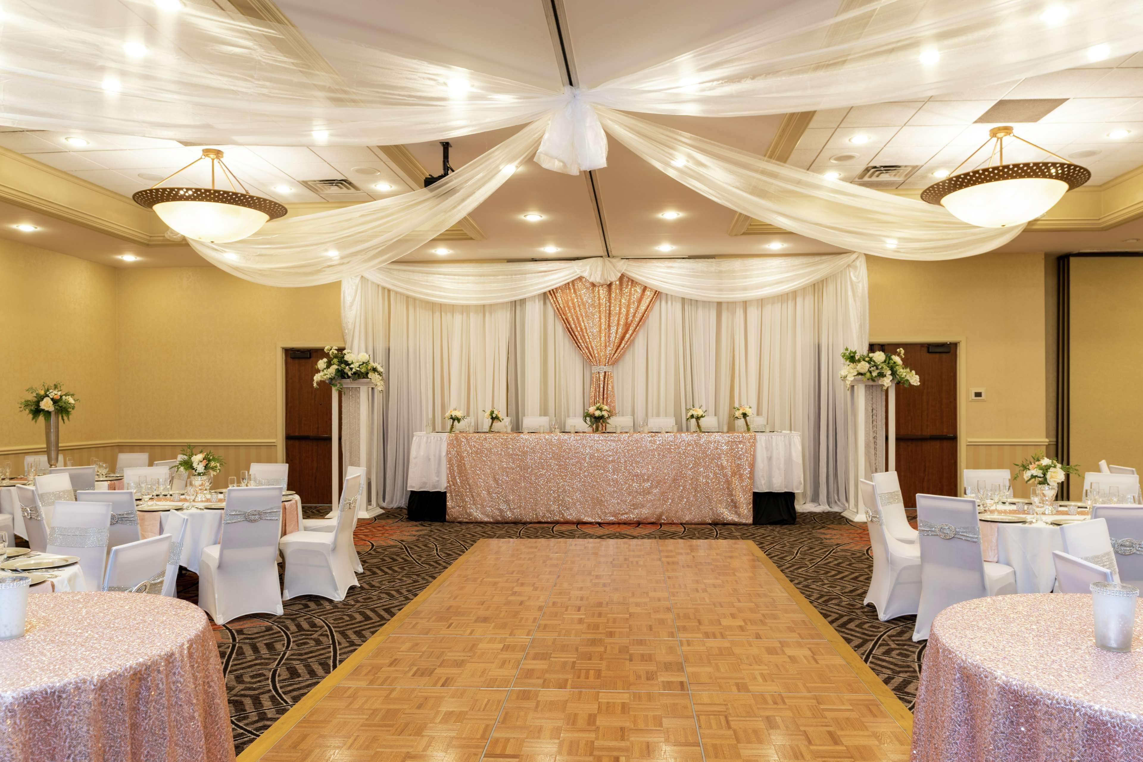 Doubletree By Hilton Grand Rapids Airport Hotel