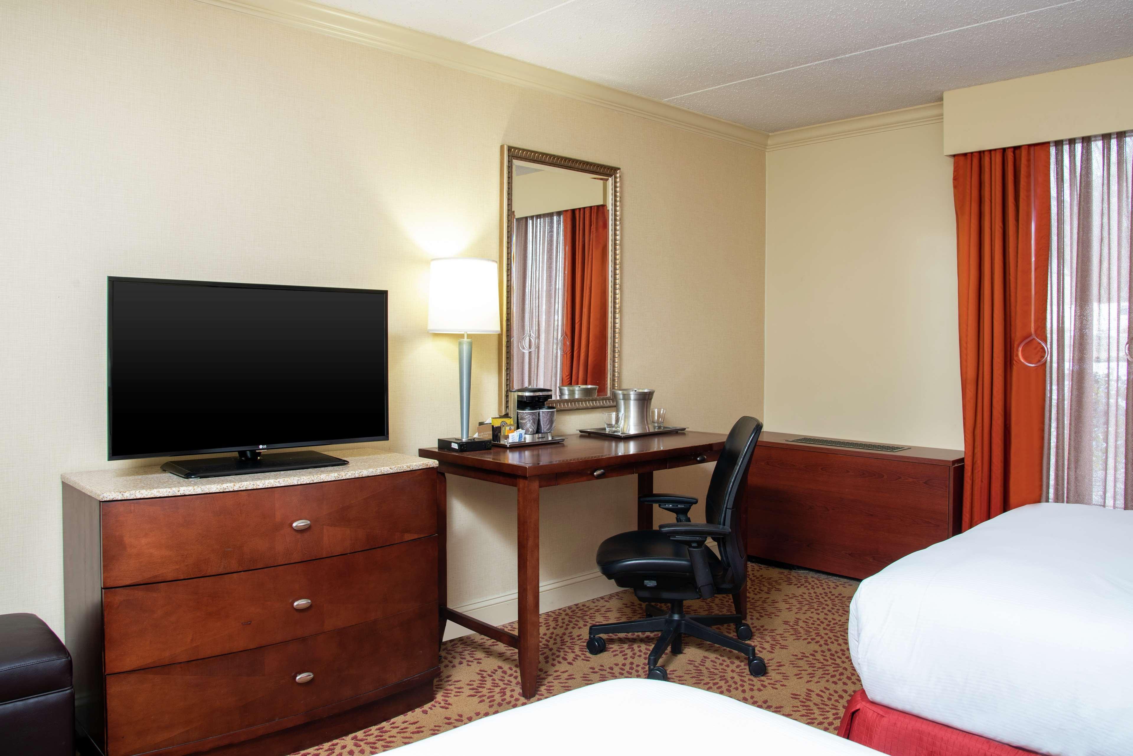 Doubletree By Hilton Grand Rapids Airport Hotel 4*