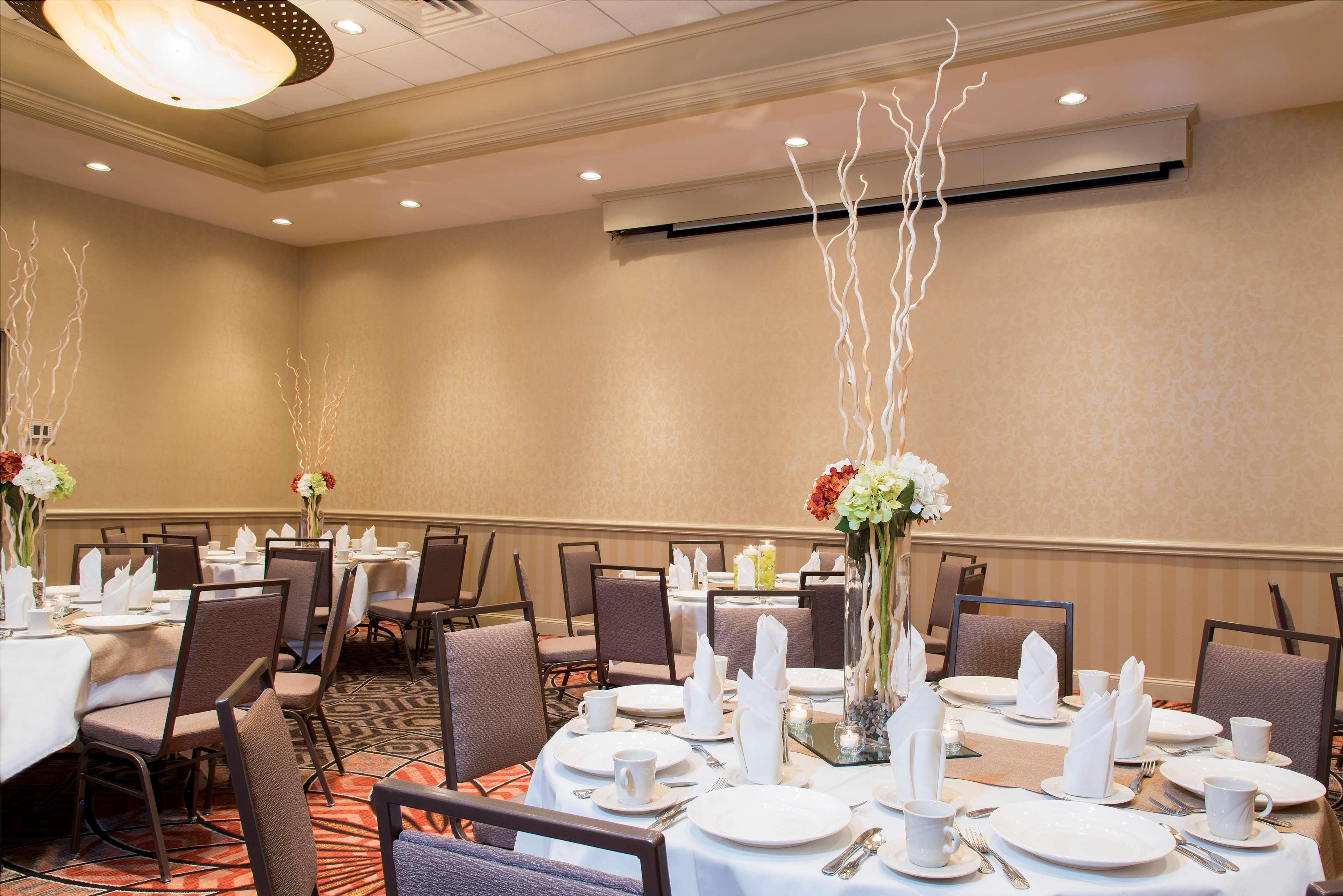 Doubletree By Hilton Grand Rapids Airport
