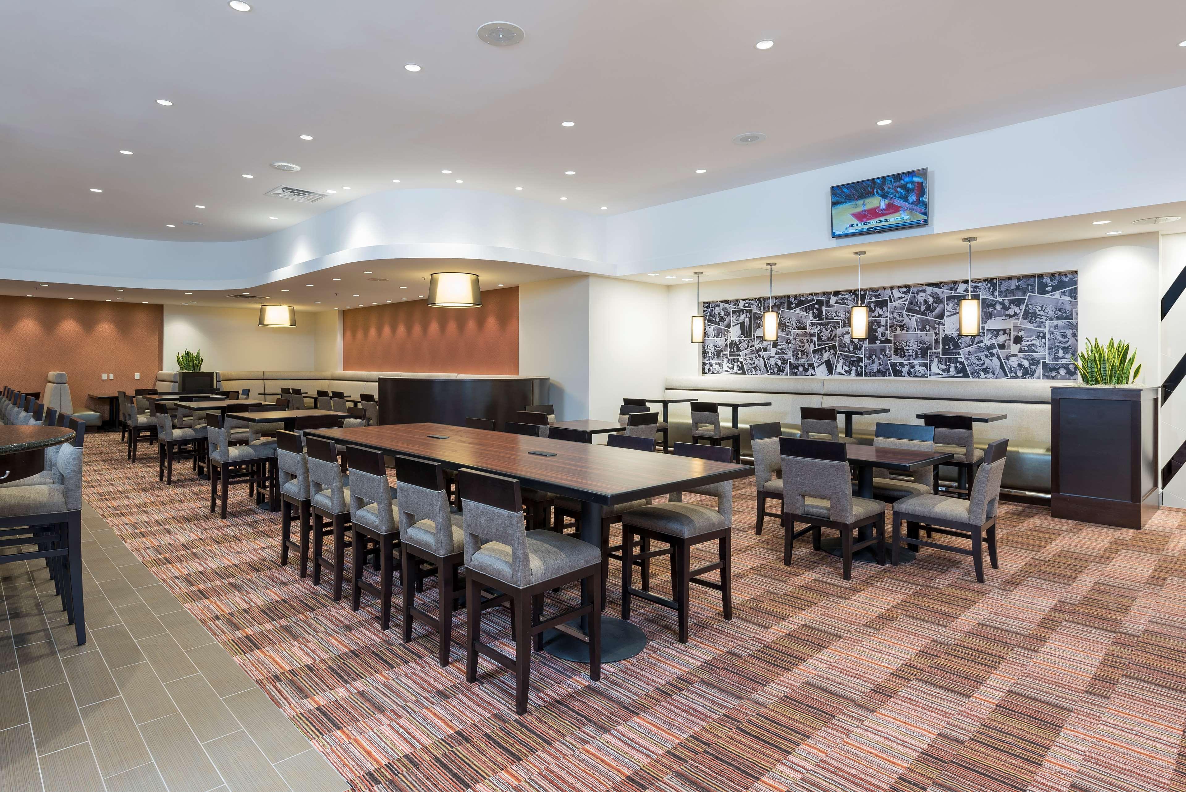 Doubletree By Hilton Grand Rapids Airport 4*