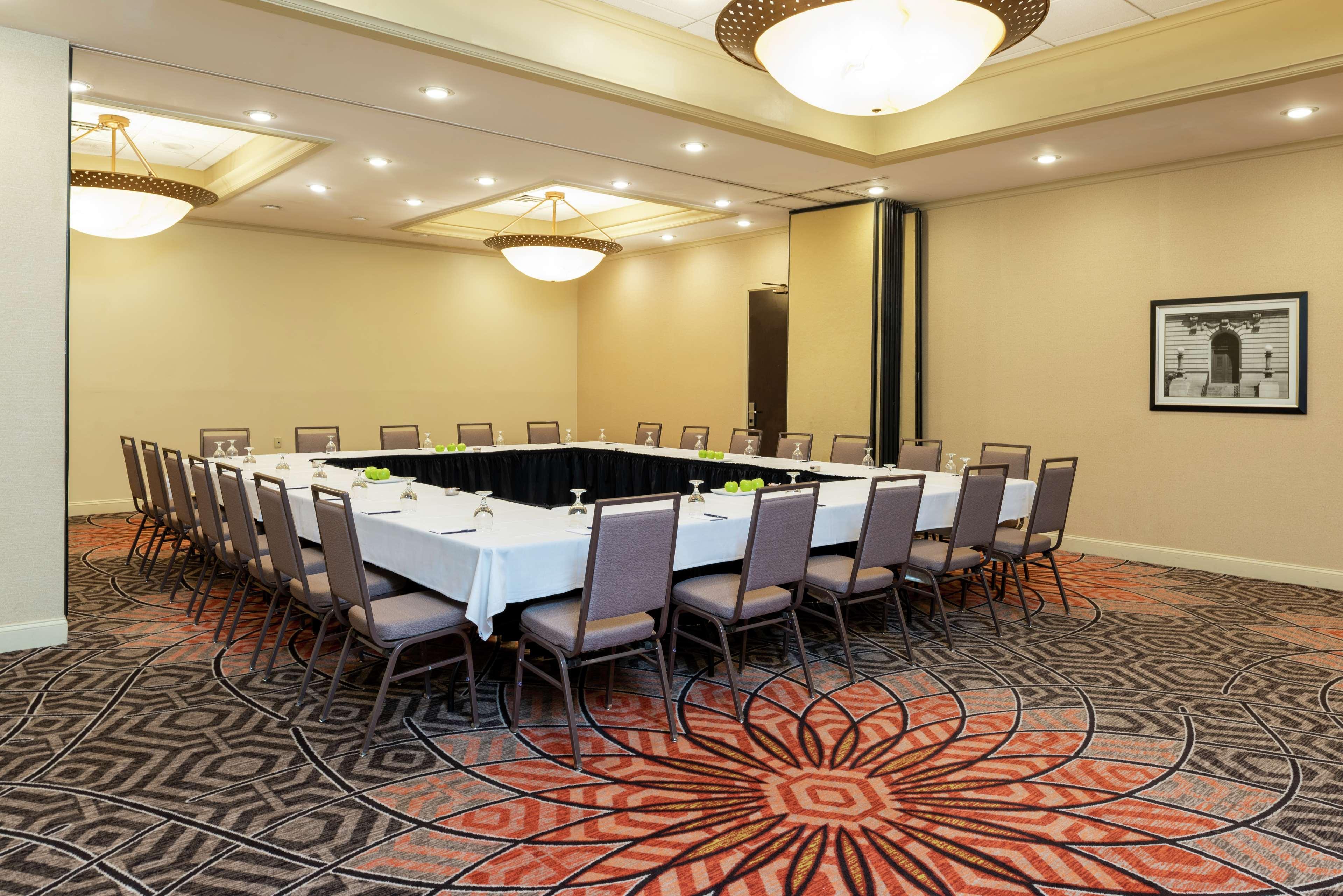 Doubletree By Hilton Grand Rapids Airport Hotel 4*