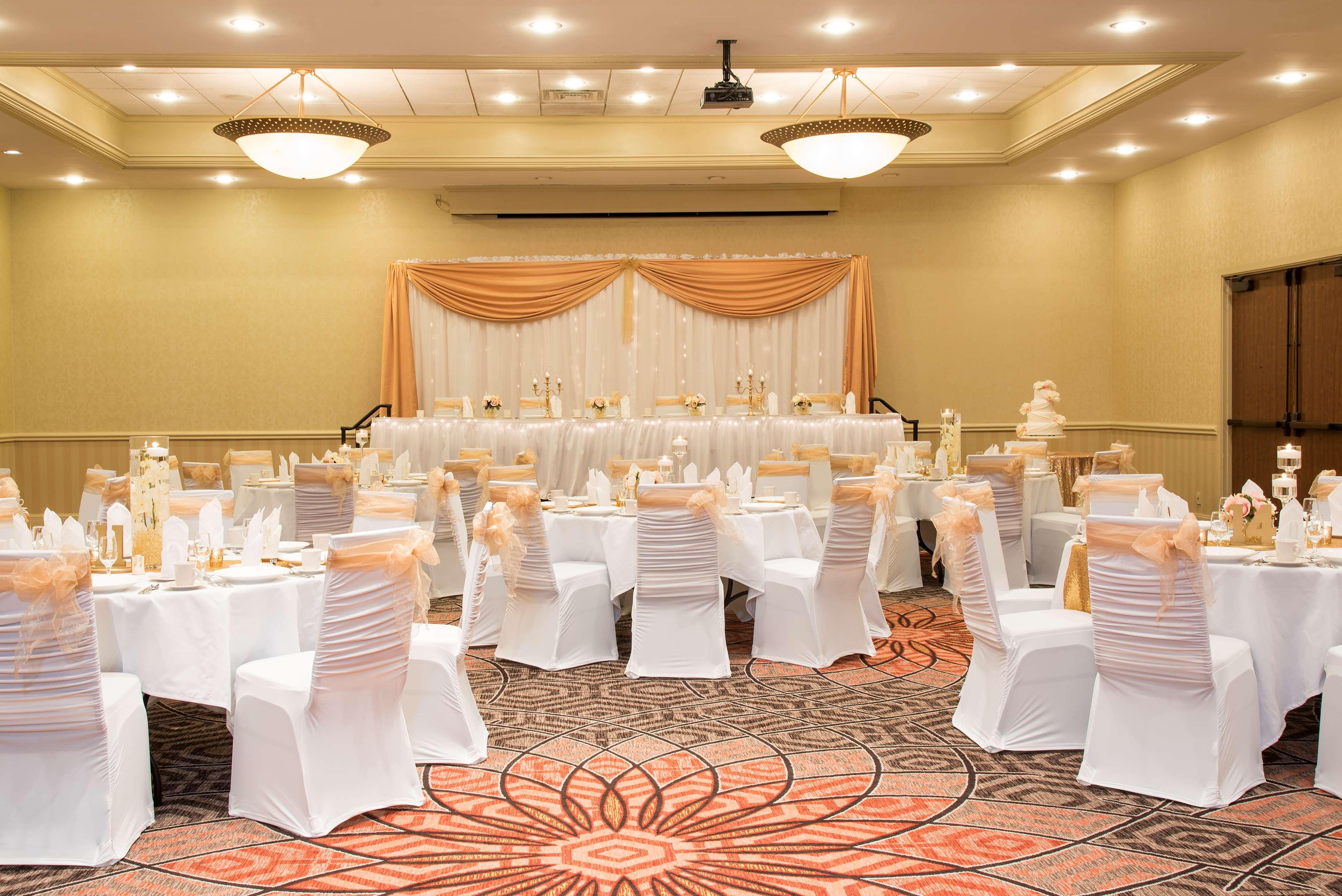 Doubletree By Hilton Grand Rapids Airport 4*