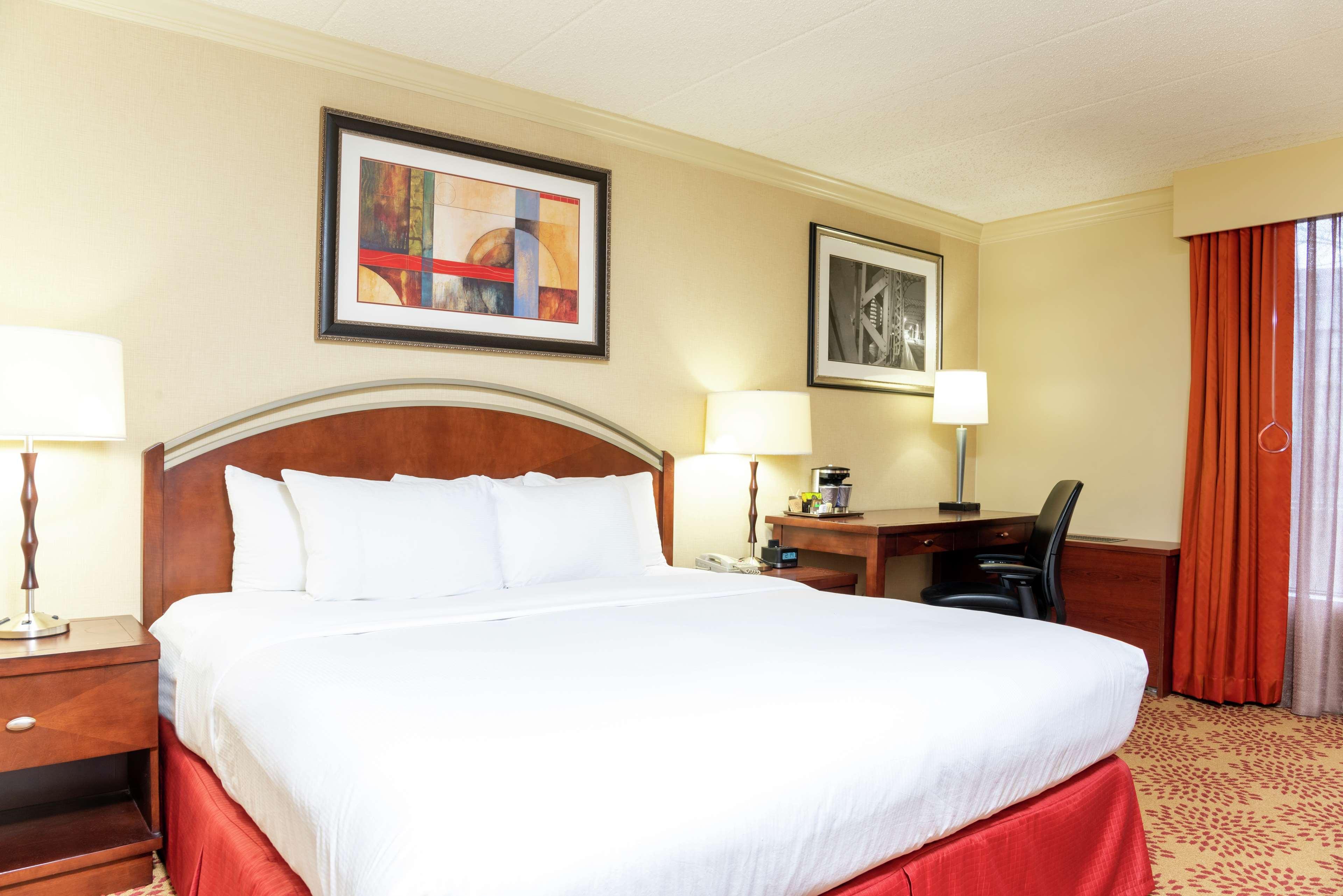 Doubletree By Hilton Grand Rapids Airport Hotel