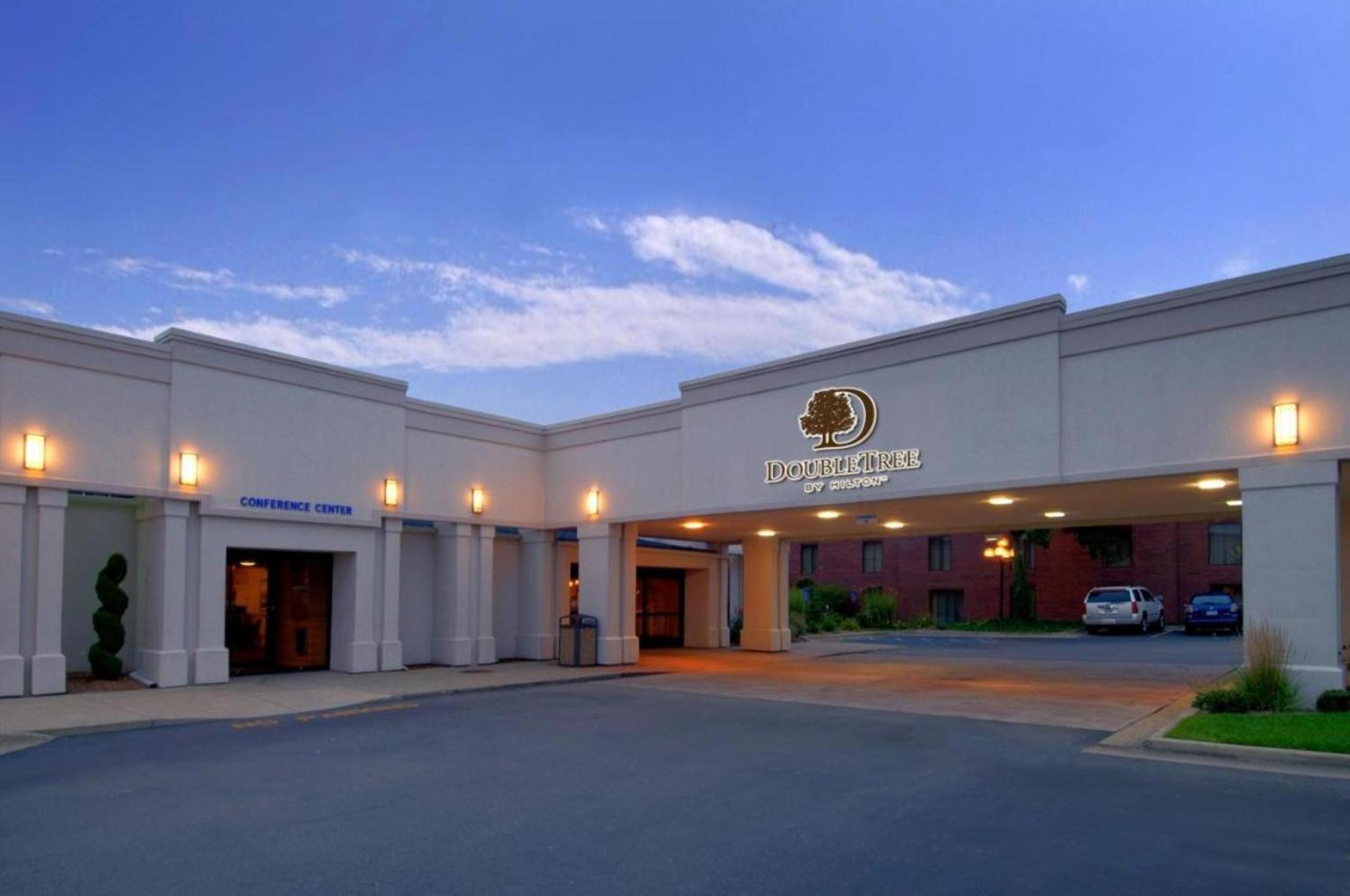 Doubletree By Hilton Grand Rapids Airport Hotel Cascade