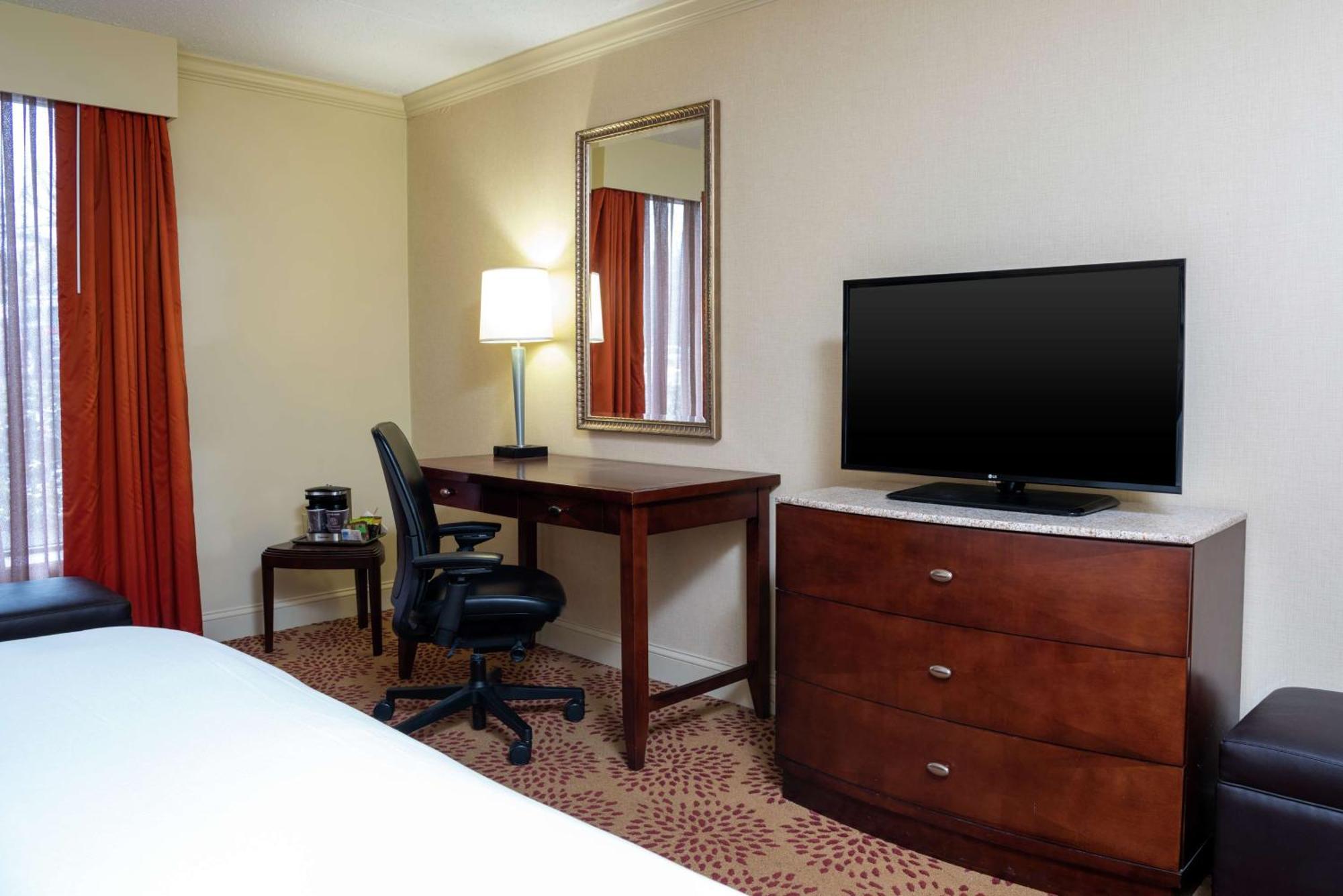 Doubletree By Hilton Grand Rapids Airport 4*
