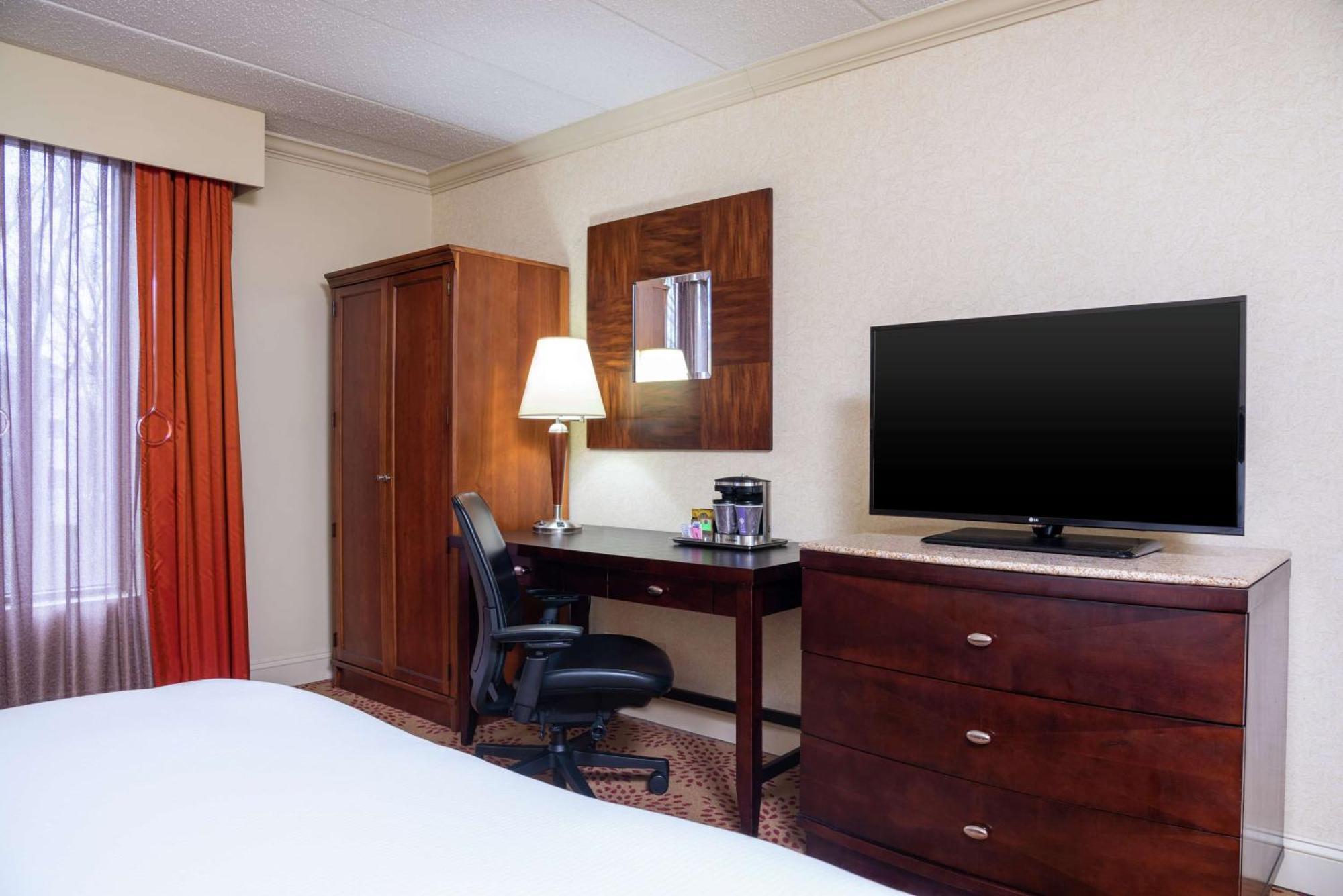 Doubletree By Hilton Grand Rapids Airport Hotel 4*