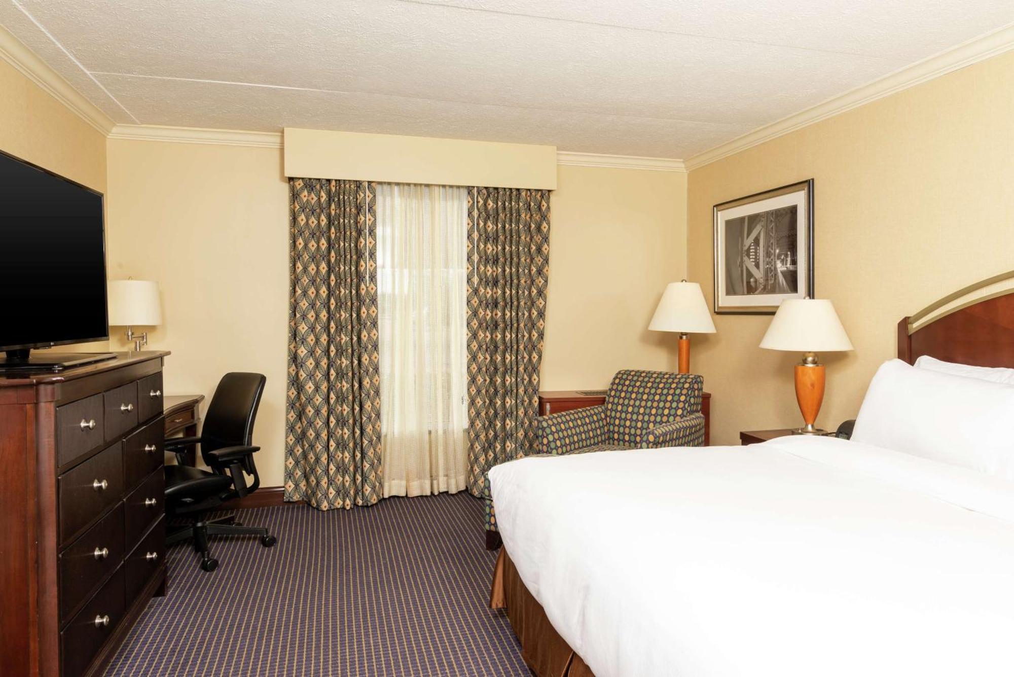 Doubletree By Hilton Grand Rapids Airport Hotel Cascade