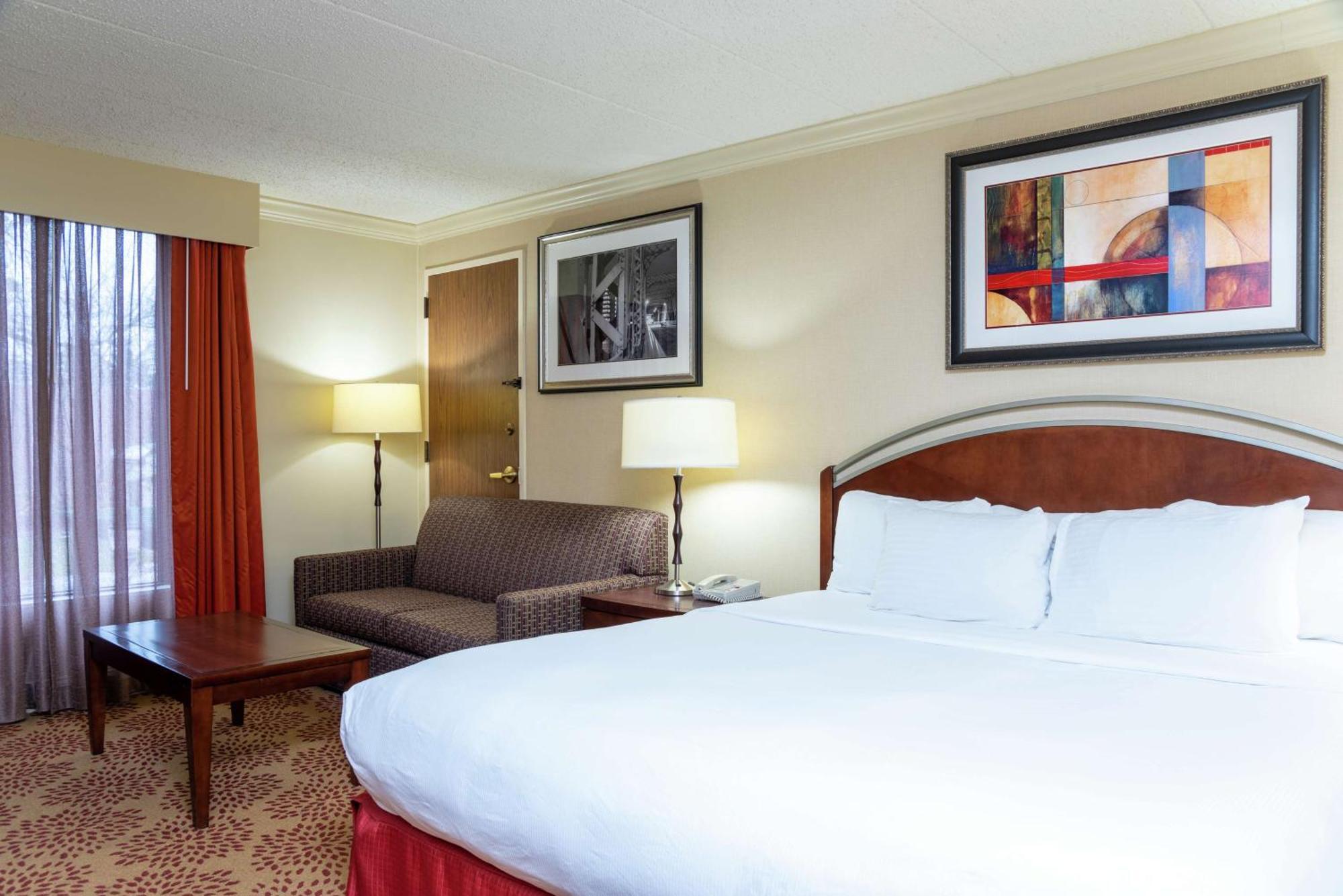 Doubletree By Hilton Grand Rapids Airport