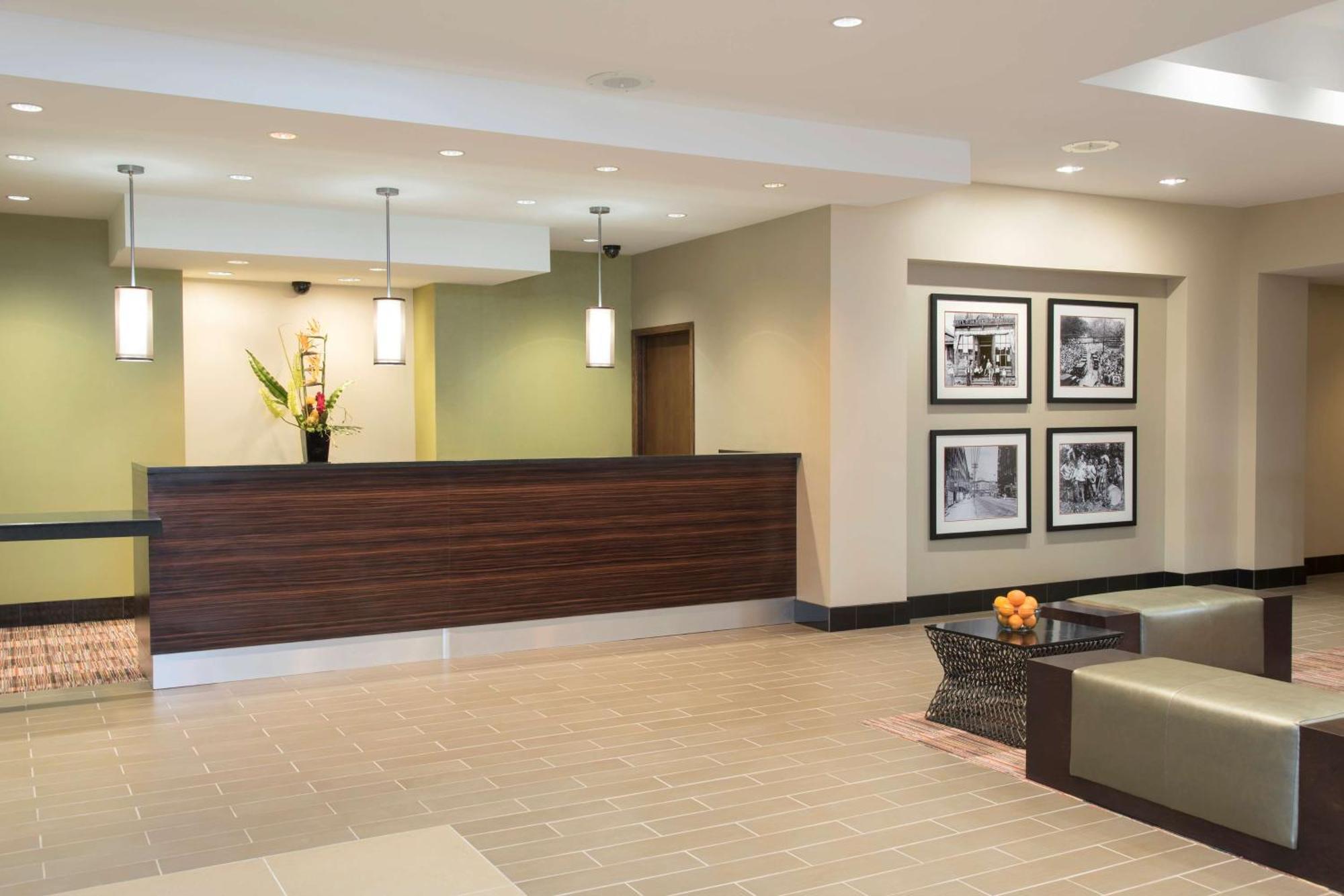 Doubletree By Hilton Grand Rapids Airport