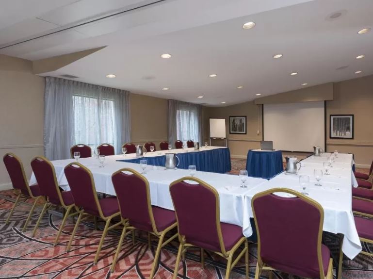 Hotel Doubletree By Hilton Grand Rapids Airport