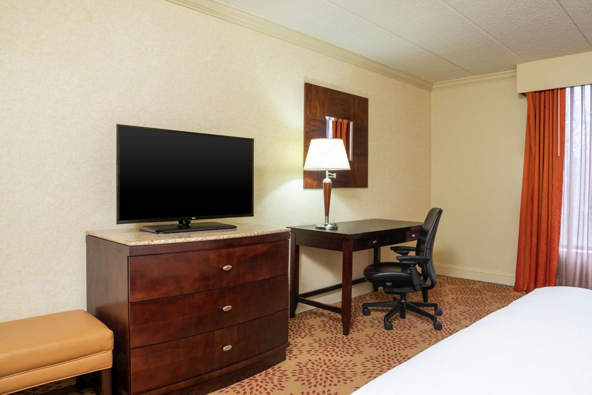Doubletree By Hilton Grand Rapids Airport Hotel