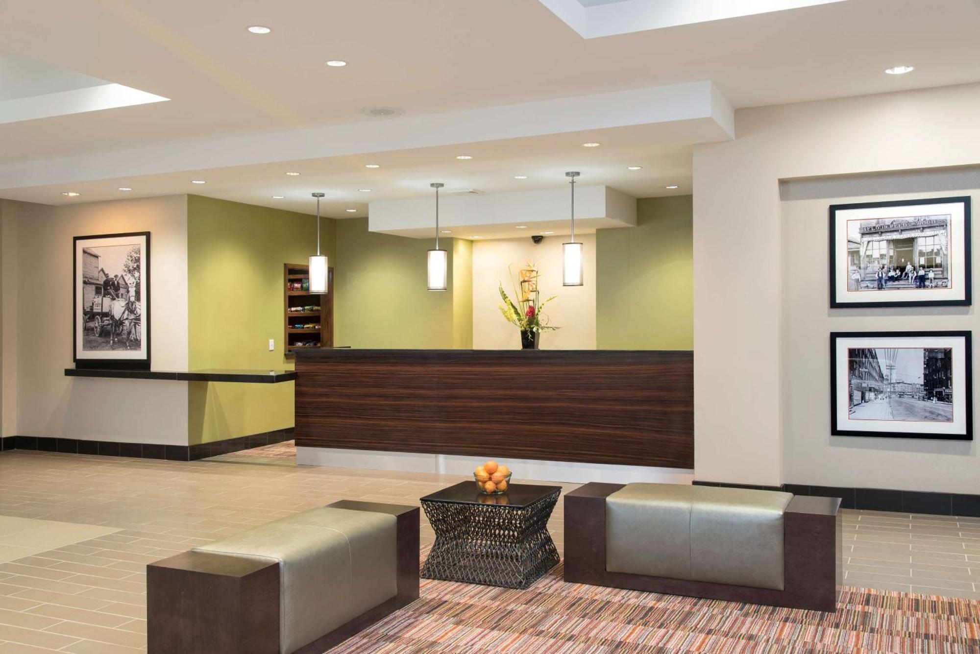 Doubletree By Hilton Grand Rapids Airport Cascade